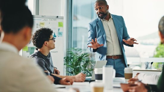 A expansão empresarial sem bases estruturais pode gerar efeitos adversos, como aumento de custos, retrabalho e dificuldade na tomada de decisões (Imagem: PeopleImages | Shutterstock)