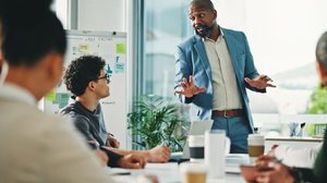 A expansão empresarial sem bases estruturais pode gerar efeitos adversos, como aumento de custos, retrabalho e dificuldade na tomada de decisões (Imagem: PeopleImages | Shutterstock)