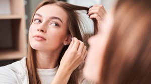 Mudanças na textura e no volume dos fios podem indicar afinamento capilar ainda nas fases iniciais (Imagem: Olena Yakobchuk | Shutterstock)