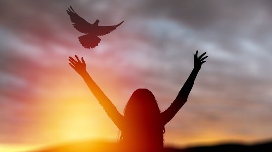 A presença de um mentor espiritual costuma ser sutil e delicada, mas ao mesmo tempo marcante (Imagem: Billion Photos | Shutterstock)