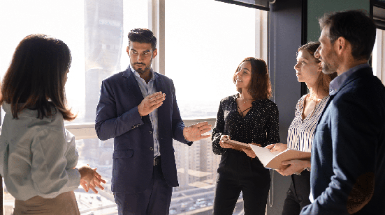 Além de dominar ferramentas e indicadores, líderes também precisam desenvolver habilidades que fortaleçam as equipes e sustentem bons resultados (Imagem: fizkes | Shutterstock)