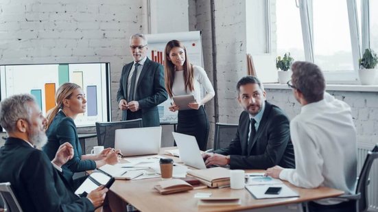 A ação preventiva pode transformar o ambiente e proteger a saúde mental dos colaboradores (Imagem: G-Stock Studio | Shutterstock)