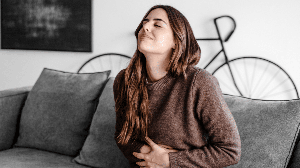 Desconforto frequente no estômago pode indicar algo além de uma simples má digestão (Imagem: Lucigerma | Shutterstock)
