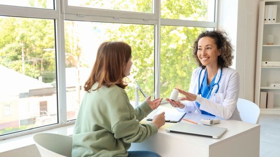 Os sinais de deficiência de ferro e vitamina D aparecem de forma sutil (Imagem: Pixel-Shot | Shutterstock)