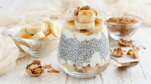 Pudim de chia com nozes e banana (Imagem: Katrinshine | Shutterstock)