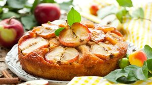 Bolo de maçã invertido (Imagem: Kolpakova Svetlana | Shutterstock)