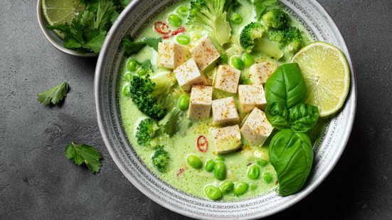 Sopa com tofu, brócolis e edamame (Imagem: Oksana Mizina | Shutterstock)