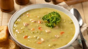 Sopa cremosa de ervilha com legumes e bacon (Imagem: Charles Brutlag | Shutterstock)