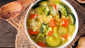 Sopa detox de legumes com arroz (Imagem: JeniFoto | Shutterstock)