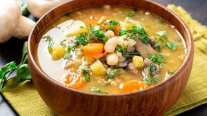 Sopa de feijão-branco com legumes e cogumelo (Imagem: Svetlana Monyakova | Shutterstock)