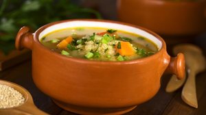 Sopa de quinoa com cenoura (Imagem: Ildi Papp | Shutterstock)