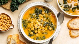 Sopa de grão-de-bico com couve e legumes (Imagem: OlgaBombologna | Shutterstock)