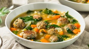 Sopa rica em proteínas com almôndegas e espinafre (Imagem: Brent Hofacker | Shutterstock)