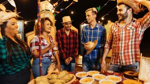 Com pequenas substituições, é possível adaptar a mesa junina e garantir que todos — inclusive quem tem alergias — possam curtir as delícias (Imagem: Kleber Cordeiro | Shutterstock)