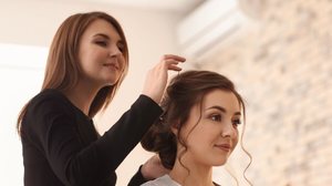 Há tendências de penteados para todos os tipos de noivas (Imagem: Pixel-Shot | Shutterstock)