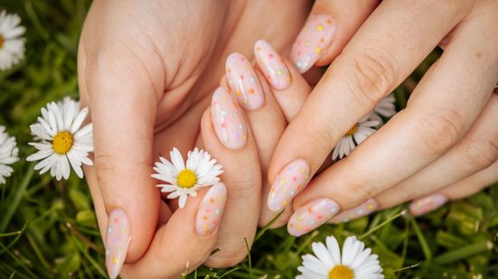 As tendências para as unhas na primavera acompanham o clima de renovação (Imagem: Emvat Mosakovskis | Shutterstock)