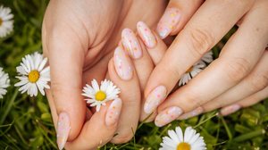As tendências para as unhas na primavera acompanham o clima de renovação (Imagem: Emvat Mosakovskis | Shutterstock)