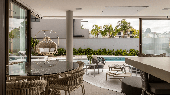 O forro contribui para a valorização do ambiente (Projeto: Meneghisso & Pasquotto Arquitetura | Imagem: JP Image)