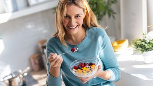 Substituir doces e sobremesas por frutas contribui para reduzir o consumo de açúcar e aumentar a ingestão de vitaminas e fibras (Imagem: Josep Suria | Shutterstock)