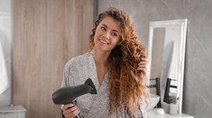 Truques para arrumar o cabelo facilitam a rotina (Imagem: New Africa | Shutterstock)