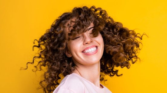 Para manter a definição dos cachos no day after é necessária uma rotina de cuidados (Imagem: Roman Samborskyi | Shutterstock)