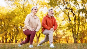 A prática regular de atividade física promove uma melhor qualidade de vida e maior independência aos idosos (Imagem: Evgeny Atamanenko | Shutterstock)