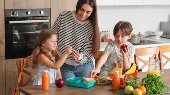 O cuidado com a alimentação é fundamental para garantir o desenvolvimento do cérebro infantil (Imagem: Pixel-Shot | Shutterstock)