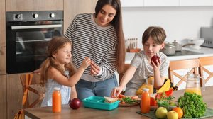 O cuidado com a alimentação é fundamental para garantir o desenvolvimento do cérebro infantil (Imagem: Pixel-Shot | Shutterstock)