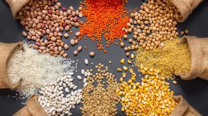 Grãos como arroz, feijão e lentilha são ricos em nutrientes essenciais (Imagem: Halil ibrahim mescioglu | Shutterstock)