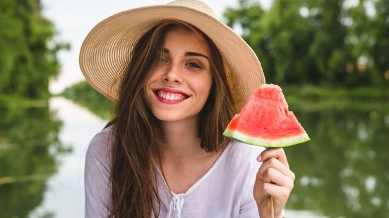 Certos alimentos ajudam a enfrentar o calor e contribuem para o emagrecimento (Imagem: Dejan Dundjerski | Shutterstock)