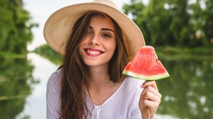 Certos alimentos ajudam a enfrentar o calor e contribuem para o emagrecimento (Imagem: Dejan Dundjerski | Shutterstock)