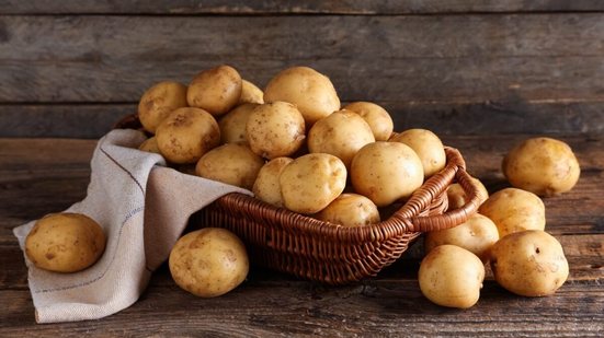 A batata é um tubérculo versátil e nutritivo que pode apoiar a saúde e o bem-estar do corpo (Imagem: Pixel-Shot | Shutterstock)