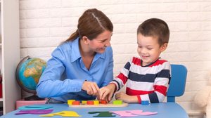 A terapia ocupacional abrange diferentes faixas etárias e é focada nas necessidades do paciente (Imagem: Savicic | Shutterstock)