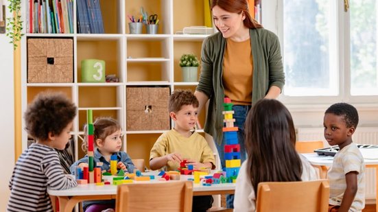 Brincar é uma atividade essencial para o desenvolvimento emocional, social, cognitivo e neurológico das crianças (Imagem: Lordn | Shutterstock)