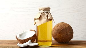 O coco é rico em propriedades que estimulam a saúde geral do corpo (Imagem: Sunlight_s | Shutterstock)