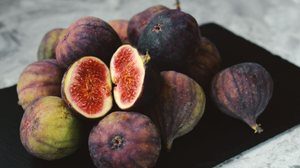O figo é uma fruta cheia de propriedades importantes para a saúde e pode ser consumido de diversas formas (Imagem: Oksana Shevchenko | Shutterstock)