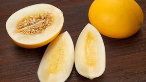 O melão possui uma composição nutricional que pode favorecer o organismo de diferentes maneiras (Imagem: Caito | Shutterstock)