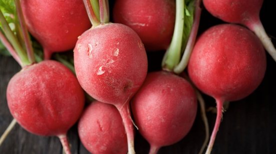 Fonte de nutrientes, o rabanete oferece diversos benefícios para a saúde e adiciona sabor às refeições (Imagem: WINDCOLORS | Shutterstock)