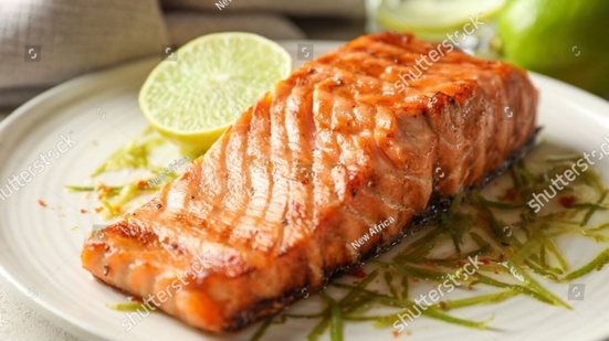 O consumo de salmão é benéfico para a saúde (Imagem: New Africa | Shutterstock)