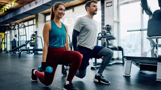 Colocar o corpo em movimento pode transformar desde o humor até o funcionamento do organismo (Imagem: Drazen Zigic | Shutterstock)