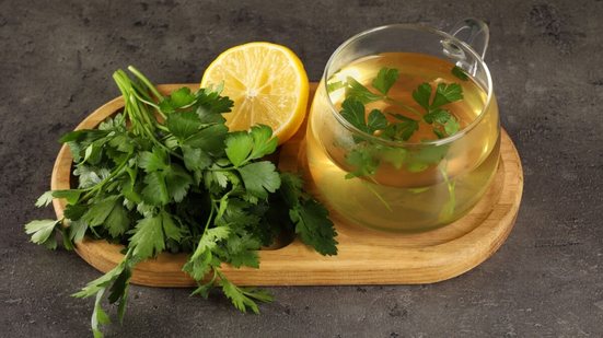 Chá de salsinha com coentro e limão-siciliano (Imagem: New Africa | Shutterstock)