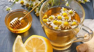 Chá termogênico de camomila, limão-siciliano e gengibre (Imagem: Pixel-Shot | Shutterstock)