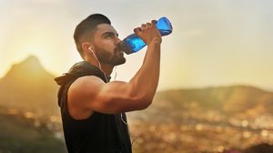 O calor intenso exige cuidados redobrados durante a prática de atividade física (Imagem: PeopleImages.com - Yuri A | Shutterstock)