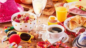 Manter uma alimentação equilibrada é essencial para curtir a festa sem perder o ritmo (Imagem: stockcreations | Shutterstock)