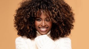 Existe uma relação entre o frio e o aumento de problemas no couro cabeludo e no fio, mas é possível ter cabelos saudáveis no inverno com alguns cuidados simples (Imagem: NeonShot | Shutterstock)