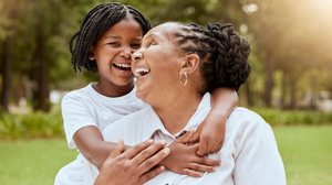 As crianças e os idosos precisam de cuidados especiais em dias mais quentes (Imagem: PeopleImages.com - Yuri A | Shutterstock)