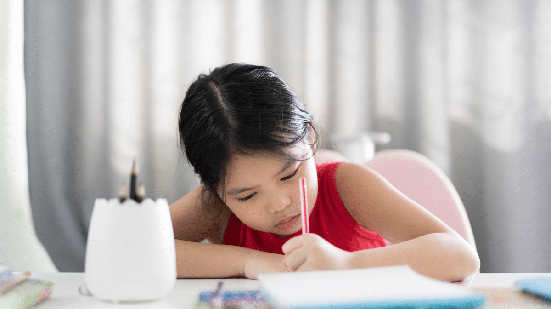 Algumas tarefas escolares podem exigir adaptações para crianças canhotas (Imagem: kornnphoto | Shutterstock)