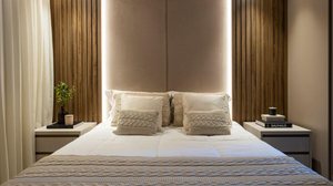 Os livros podem tornar a decoração mais charmosa e funcional (Projeto: VilaVille Arquitetura e Interiores | Imagem: Robson Fotógrafo)