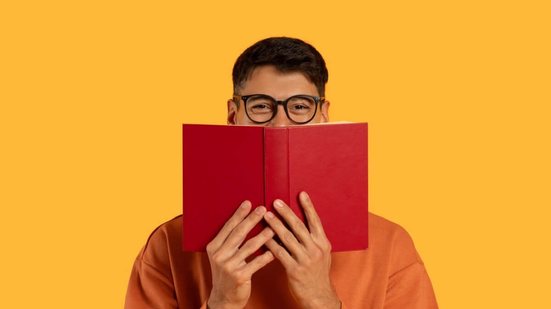 O hábito de ler pode ser desenvolvido e exercitado (Imagem: Prostock-studio | Shutterstock)