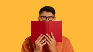 O hábito de ler pode ser desenvolvido e exercitado (Imagem: Prostock-studio | Shutterstock)